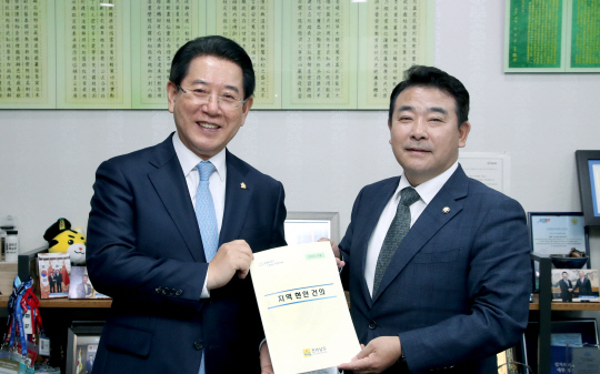 김영록 전남지사가 23일 오후 서울 여의도 국회에서 박정 국회 예산결산특별위원회 더불어민주당 간사를 면담하고 지역현안 해결 및 내년도 국비 지원을 건의하고 있다. 전남도청 제공