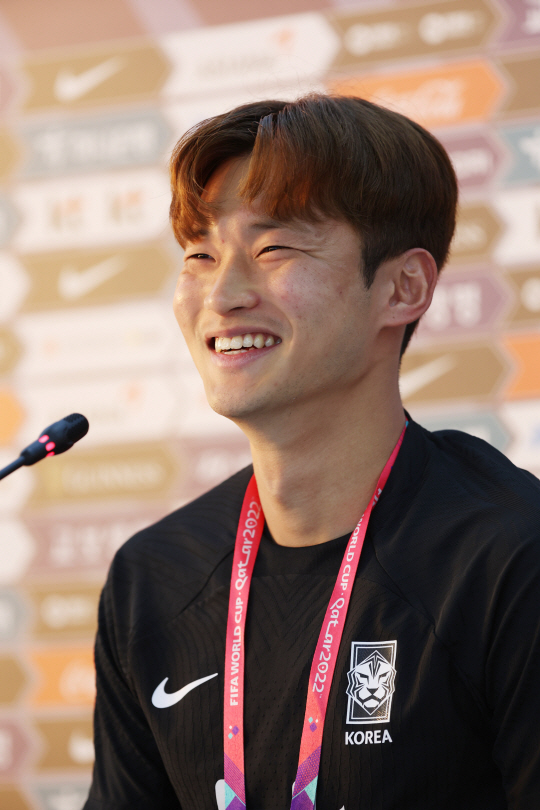김진수가 22일 밤(한국시간) 카타르 도하의 알에글라 트레이닝센터에서 열린 기자회견에서 밝은 표정으로 대답하고 있다. 뉴시스
