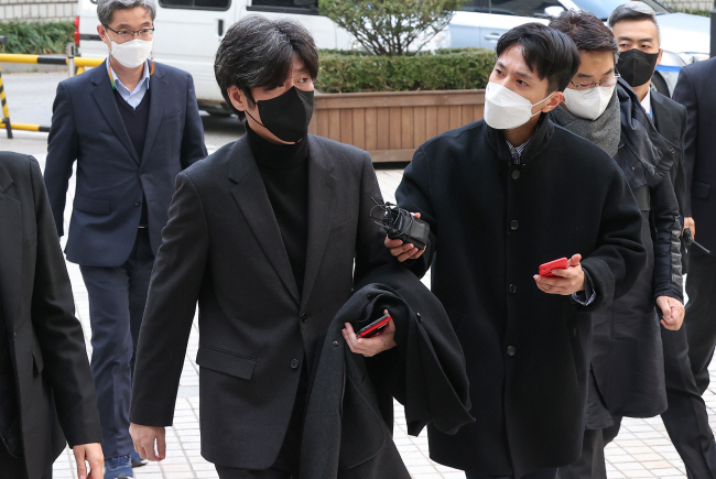대장동 민간사업자 남욱(왼쪽 두 번째) 씨가 23일 오전 서울 서초구 서울중앙지법에서 열린 곽상도 전 의원 50억 원 뇌물 수수 의혹 재판에 피고인으로 출석하기 전 취재진의 질문을 받고 있다. 연합뉴스