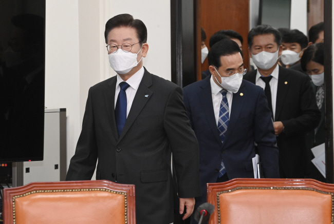 ‘대장동 특혜개발 비리’ 의혹과 관련해 검찰 소환조사가 불가피한 이재명(왼쪽) 더불어민주당 대표가 23일 오전 서울 여의도 국회에서 열린 최고위원회의에 참석하기 위해 회의장으로 들어서고 있다.  김동훈 기자