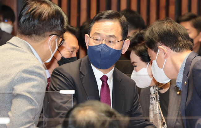 더불어민주당과 ‘이태원 참사’ 국정조사와 예산안 처리 협상을 진행 중인 주호영 국민의힘 원내대표가 23일 오전 서울 여의도 국회에서 열린 의원총회에 참석하며 의원들과 인사하고 있다.  연합뉴스