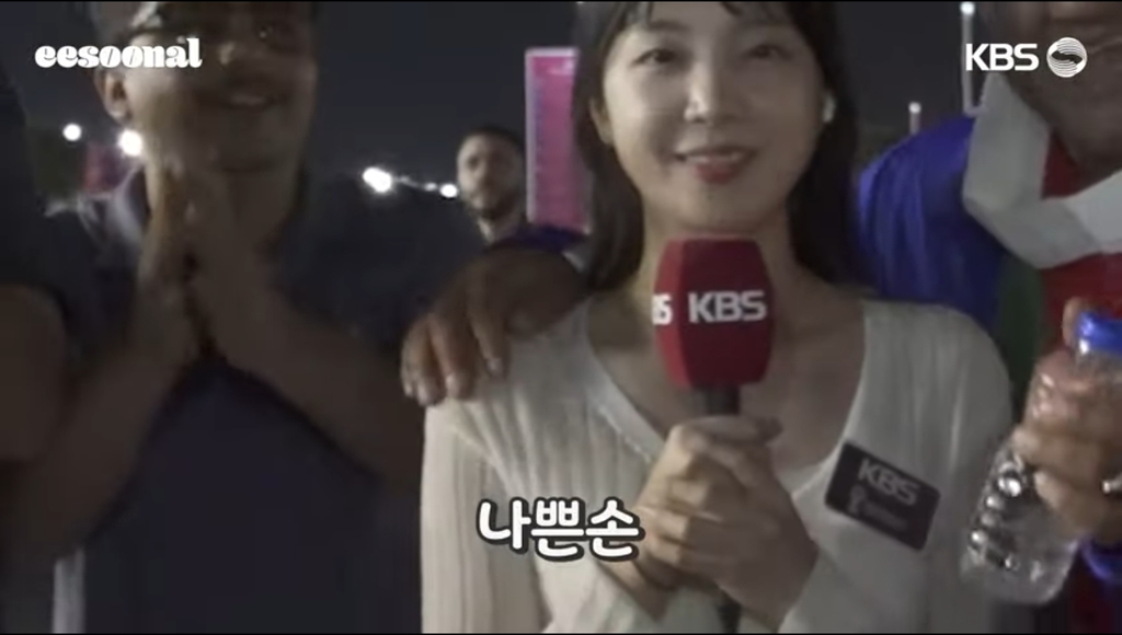 현지 축구 팬들에 둘러싸인 유튜브 채널 운영자 겸 KBS 리포터 정이수 씨. [이수날 유튜브 채널 영상 캡처. 재판매 및 DB 금지]