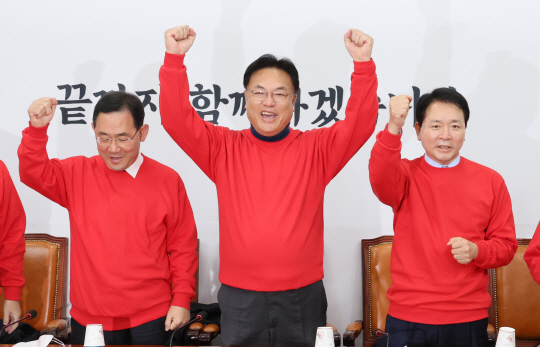 한국 축구대표팀의 2022 카타르 월드컵 조별 예선 첫 경기가 예정된 24일 오전 국민의힘 주호영(왼쪽부터) 원내대표, 정진석 비대위원장, 성일종 정책위의장 등 지도부가 국회에서 열린 비상대책위원회에서 축구대표팀을 응원하는 퍼포먼스를 하고 있다. 연합뉴스