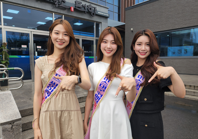 2022 미스코리아 대구 진 박주은(가운데·22), 선 김민지(오른쪽·24), 미 박지호(20) 씨가 지난 8월 10일 경북 의성축협 앞에서 ‘럭키 칠곡’ 포즈를 취하고 있다. 럭키 칠곡은 6.25 최대 격전지였던 칠곡군의 첫 글자 칠과 발음이 같은 숫자 7을 그려 ‘평화를 가져다 준 행운의 칠곡’을 의미하는 캠페인이다. 칠곡군 제공 뉴시스