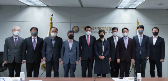 김재구(오른쪽 6번째)·원숙연(오른쪽 5번째) 교수 등이 24일 대한민국 시도지사협의회 사무실에서 정책자문위원회 위원장으로 위촉된 후 다른 관계자들과 함께 포즈를 취하고 있다. <시도지사협의회 제공>