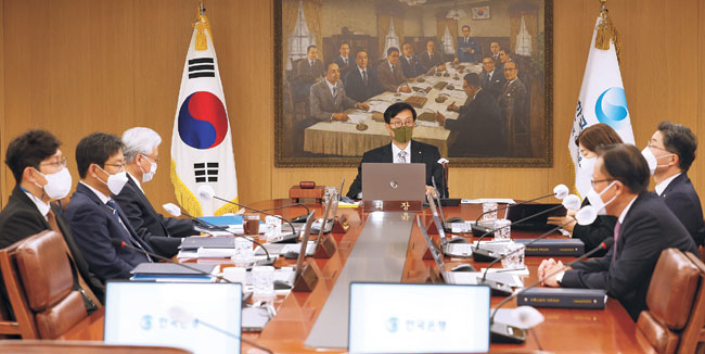이창용(가운데) 한국은행 총재가 24일 서울 중구 한국은행에서 올해 마지막 금융통화위원회를 주재하고 있다. 한은은 이날 6회 연속 금리 인상을 결정했다. 사진공동취재단