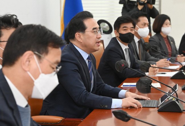 24일 오전 국회에서 열린 더불어민주당 정책조정회의에서 박홍근(왼쪽 두 번째) 원내대표가 “정부는 여야 합의로 이뤄진 국정조사에 적극 협조해야 하고 경찰청 특별수사본부도 국정조사 대상”이라고 강조하고 있다.  김동훈 기자