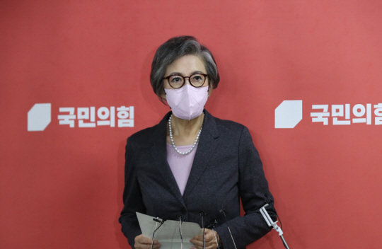 이양희 국민의힘 윤리위원장이 지난달 6일 오후 국회에서 열린 당 중앙윤리위원회 전체 회의에 참석하며 취재진 질문에 답하고 있다. 국회사진기자단
