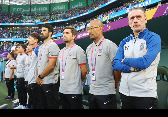 파울루 벤투(오른쪽) 축구대표팀 감독과 코칭 스태프. 연합뉴스