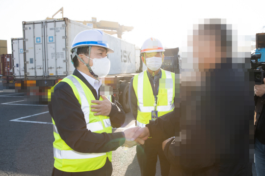 원희룡 국토교통부 장관이 25일 부산항만 야드 현장을 방문, 파업에 참여하지 않는 화물차주를 격려하고 있다. 연합뉴스