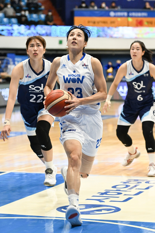 27일 신한은행과 경기에서 공격을 시도하는 우리은행 김단비(가운데). WKBL 제공. 연합뉴스