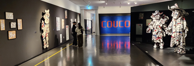 소마미술관에서 장 뒤뷔페의 작품을 둘러보며 관객들이 대화를 나누고 있다.