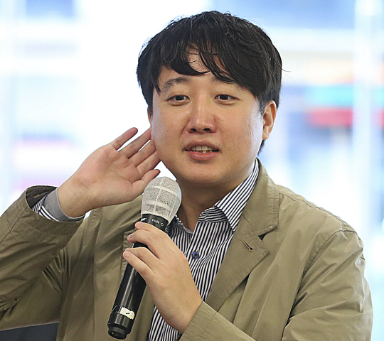 이준석 전 국민의힘 대표가 28일 서울 영등포구 여의도의 한 카페에서 열린 허은아 의원의 출간기념회에 참석해 축사를 하고 있다. 뉴시스