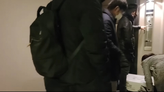 더 탐사 취재진이라는 사람들이 한동훈 법무부 장관 자택 도어락 해제를 시도하고, 택배를 살펴보고 있다. 더 탐사 유튜브 채널 캡처