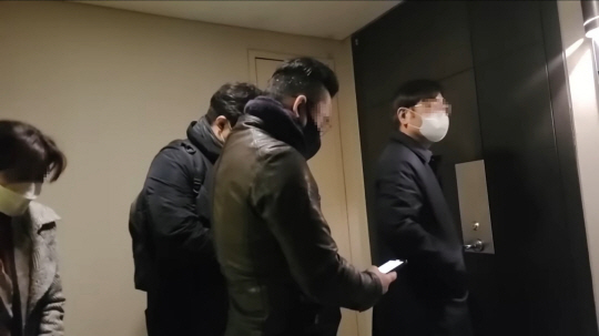 한동훈 법무부 장관 자택 앞에 찾아간 더 탐사. 더 탐사 유튜브 채널 캡처