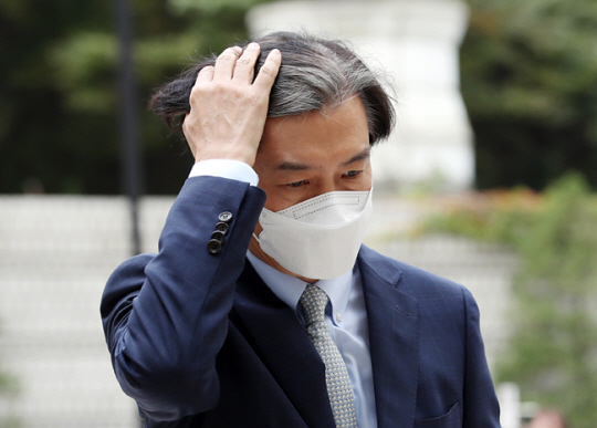 조국 전 법무부 장관이 지난 10월 14일 자녀 입시 등 관련 공판을 하기 위해 서울중앙지방법원으로 향하고 있다. 뉴시스