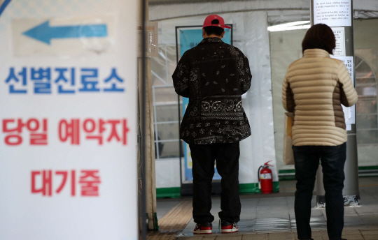 0시 기준 2만2327명의 신규 코로나19 확진자가 발생한 28일 서울 용산구보건소 선별진료소에서 시민들이 코로나19 검사를 받기 위해 줄을 서고 있다. 뉴시스