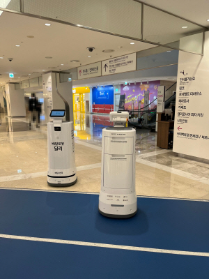 배달 로봇이 서울 강남구 코엑스에서 음식을 배달하고 있다. 강남구청 제공