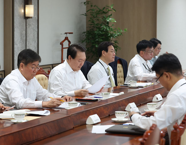 윤석열 대통령이 28일 오전 서울 용산 대통령실 청사에서 수석비서관회의를 주재하고 있다. 대통령실 제공