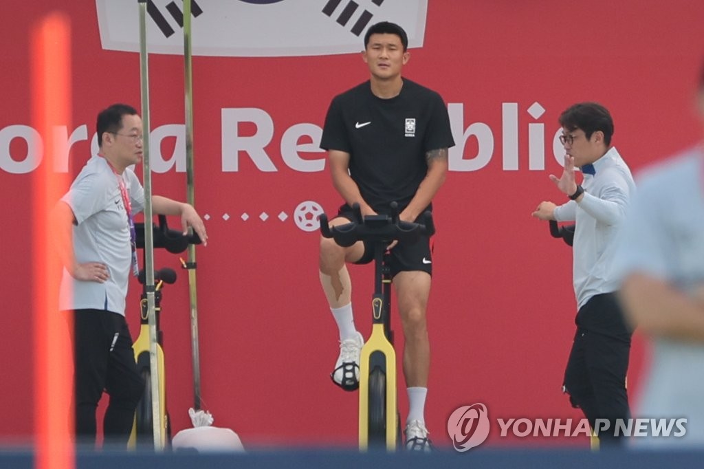 (도하=연합뉴스) 2022 카타르 월드컵 가나전을 하루 앞둔 27일 오후(현지시간) 부상 회복에 전념했던 김민재가 카타르 도하 알에글라 훈련장에서 팀 훈련에서 빠진 채 혼자 자전거를 타고 있다. 2022.11.27