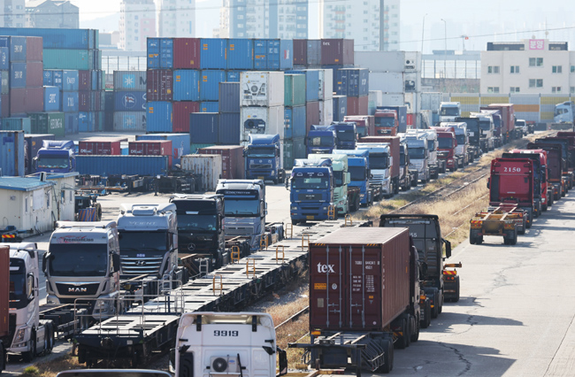 화물연대 파업 나흘째인 지난 27일 오전 경기 의왕시 내륙컨테이너기지(ICD)에 화물차들이 주차 돼 있다. 연합뉴스