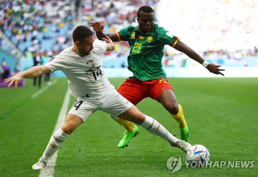 (알 와크라 로이터=연합뉴스) 28일(현지시간) 카타르 도하 알 와크라 알 자눕 경기장에서 열린 2022 국제축구연맹(FIFA) 카타르 월드컵 조별리그 G조 2차전 카메룬 대 세르비아 경기에서 안드리야 지브코비치(왼쪽·세르비아)와 누후 톨로(카메룬)가 볼을 다투고 있다. 2022.11.28