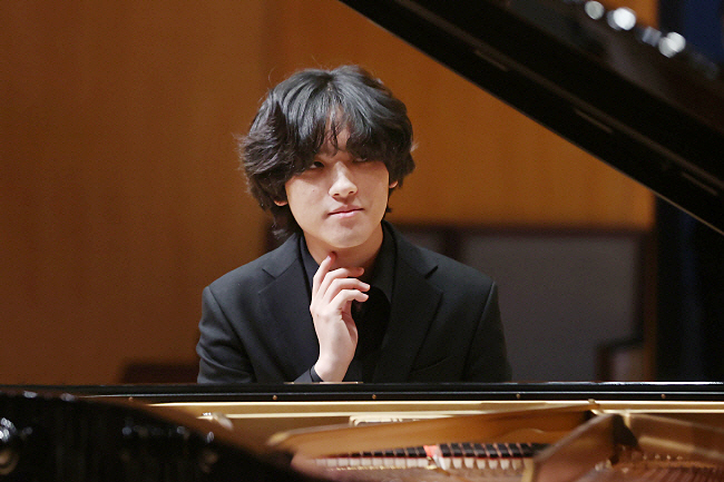 피아니스트 임윤찬은 28일 기자간담회에서 “사석에서든, 부모님 앞에서 연주하든 단 한 번도 제 연주에 만족한 적이 없다”며 연주에 대한 여전한 열정과 허기짐을 말했다.  연합뉴스