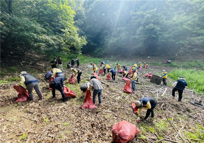 댐 상류 지역 ‘주민참여형 쓰레기 자율관리사업’의 일환으로 마을 주민들이 댐 주변 부유물을 수거하는 모습. 주민 협동조합이 중심이 된 이러한 활동은 합천댐은 물론 대청댐 등에서도 활발하게 이뤄지고 있다.  한국수자원공사 제공