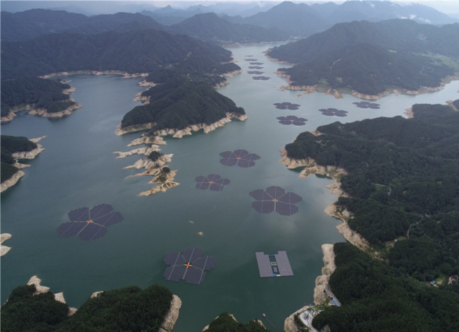경남 합천의 군화인 매화를 모티브로 디자인된 수상태양광 설비가 합천호에 설치돼 있다. 매화를 구성하는 블록은 모두 17개로 이 중 조망이 잘 되는 4개 블록에는 야간경관 조명도 설치됐다.  한국수자원공사 제공