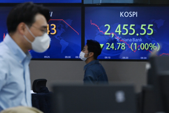 지난 16일 서울 중구 을지로 하나은행 딜링룸에서 한 직원이 주가 지수 하락을 나타내고 있는 시세 전광판 앞에 서 있다. 문화일보 자료 사진