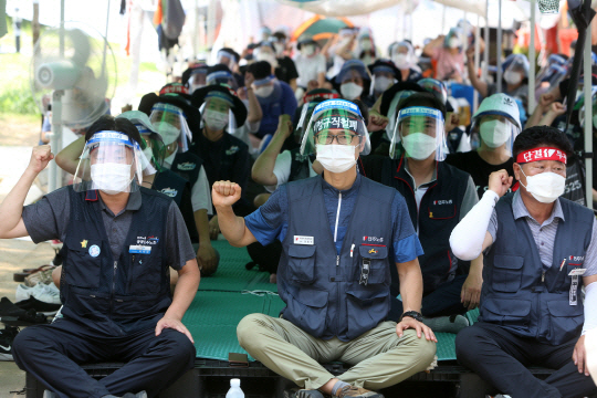 지난해 7월 30일 민주노총 소속 조합원들이 코로나 19 확산 우려에도 강원 원주시 건강보험공단 앞에서 집회를 열고 문재인 대통령의 약속이행을 요구하면서 고객센터(콜센터) 근로자 1600여 명에 대한 직고용을 요구하고 있다. 연합뉴스