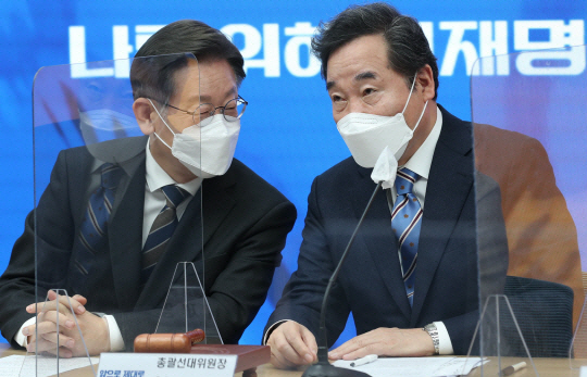 지난 2월 9일 이재명(왼쪽) 더불어민주당 대선 후보와 이낙연 총괄선거대책위원장이 서울 영등포구 여의동 당사에서 열린 중앙선거대책위원회의에서 이야기를 나누고 있다. 국회사진기자단