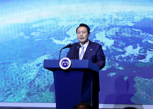 윤석열 대통령이 지난 28일 서울 서초구 반포동 JW메리어트 호텔 서울에서 열린 미래 우주 경제 로드맵 선포식에서 대한민국이 우주경제 강국으로 도약하기 위한 2045년까지의 정책방향을 담은 로드맵을 발표하고 있다. 연합뉴스