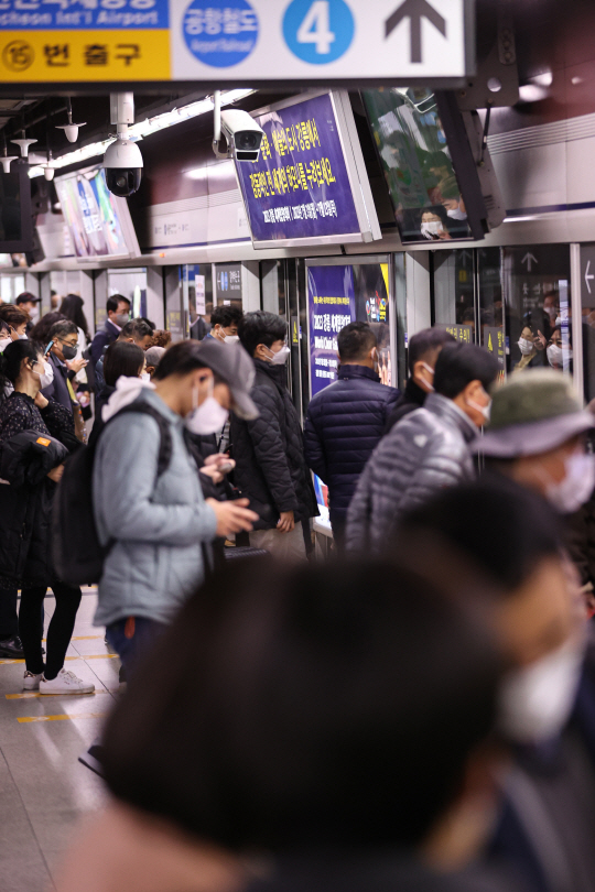 서울교통공사 노동조합의 준법투쟁이 이어지고 있는 28일 오후 승객들이 1호선 서울역 플랫폼에서 지하철을 기다리고 있다. 연합뉴스