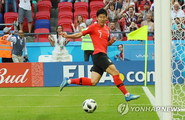 2018년 6월 27일(현지시간) 러시아 카잔아레나에서 열린 2018 러시아 월드컵 F조 조별리그 3차전 한국과 독일 경기에서 손흥민이 후반 추가시간에 추가골을 성공시키고 있다. 연합뉴스