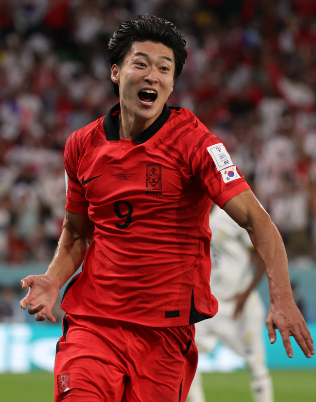 조규성이 28일 밤(한국시간) 카타르 알라이얀의 에듀케이션 시티 스타디움에서 열린 2022 카타르월드컵 H조 조별리그 2차전에서 후반 16분 동점골을 넣은 후 환호하고 있다.  뉴시스