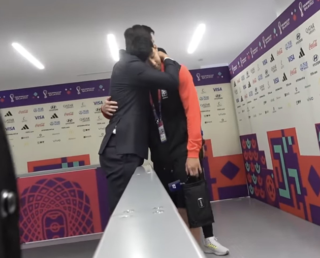 구자철 KBS 해설위원 품에 안겨 울고 있는 손흥민. 유튜브 채널 구자철 official 캡처