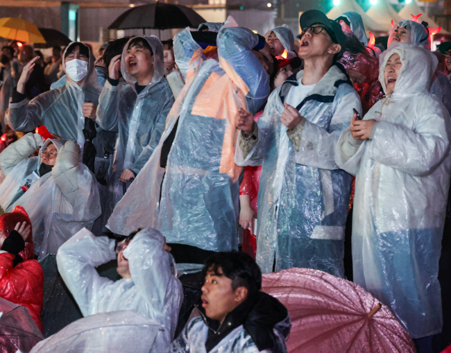 28일 2022 카타르월드컵 조별리그 H조 대한민국과 가나의 경기가 열린 서울 종로구 광화문광장에서 붉은악마 응원단들이 태극전사들의 연이은 실점에 탄식하고 있다. 연합뉴스