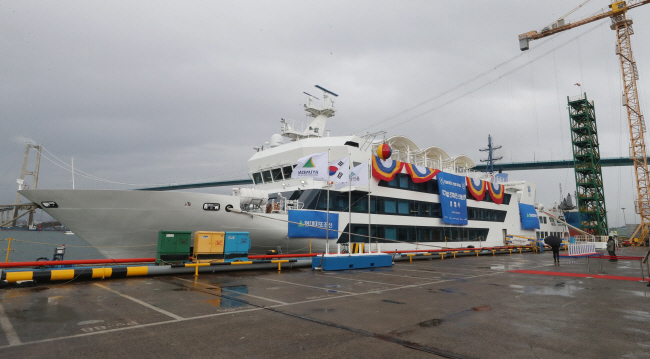 29일 오전 울산 현대미포조선 5안벽에서 국내 최초 정보통신기술(ICT) 융합 전기추진 스마트선박 울산태화호 명명식이 열렸다.   연합뉴스