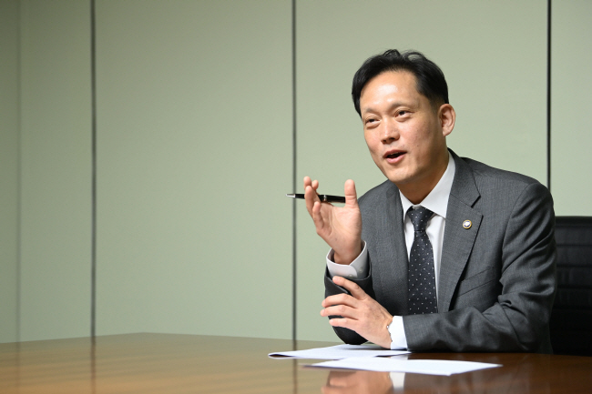 김태규 국민권익위원회 부위원장이 23일 문화일보 사옥에서 가진 인터뷰에서 현장 우선 신조에 대해 설명하고 있다.   문호남 기자