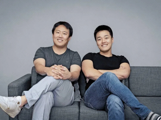 테라폼랩스 공동창업자인 신현성(왼쪽) 전 차이코퍼레이션 총괄대표와 권도형(오른쪽) 테라폼랩스 대표.