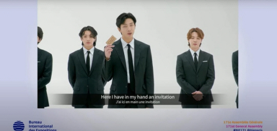 29일(현지시간) 프랑스 파리에서 열린 2030 세계박람회(엑스포) 유치를 위한 3차 프레젠테이션(PT)에서 부산엑스포 유치 PT 영상출연한 홍보대사 방탄소년단(BTS).BIE 총회 생중계 캡처