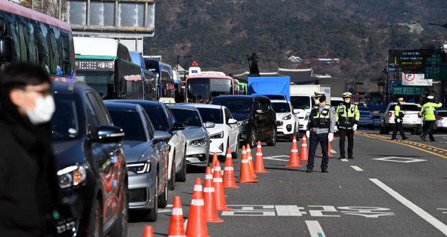 서울교통공사 노조가 6년 만에 파업에 돌입한 30일 오전 파업 소식을 듣고 지하철 대신 자가용을 이용해 출근하는 시민들이 늘면서 서울 광화문광장 인근 도로가 꽉 막혀 있다.  박윤슬 기자