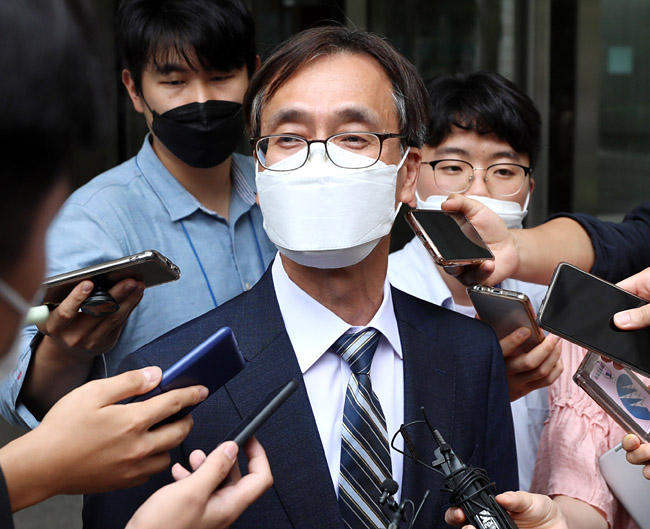 지난 7월 21일 ‘한동훈 독직폭행’ 혐의로 서울 서초구 서울고법에서 항소심 재판을 받은 정진웅 법무연수원 연구위원이 무죄 선고를 받은 뒤 입장을 밝히고 있다. 뉴시스