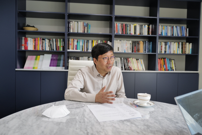 김희천 롯데인재개발원장이 지난달 21일 서울 중구 소공동 롯데인재개발원 서울캠퍼스에서 문화일보와 인터뷰를 하고 있다. 롯데지주 제공