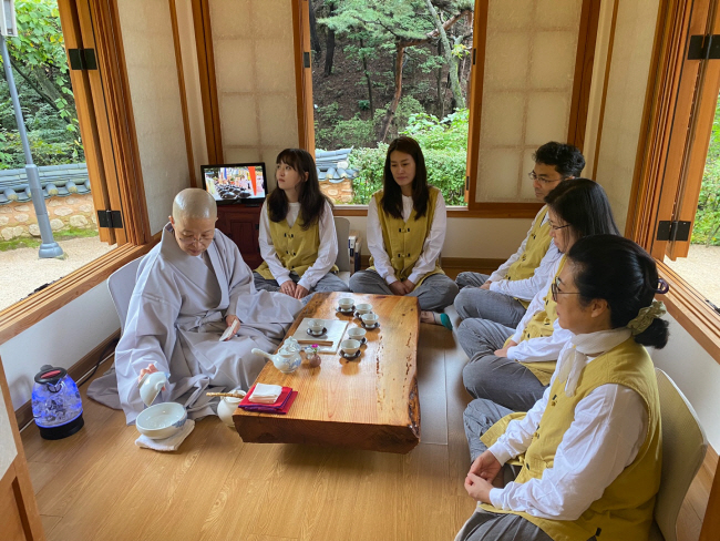 진관사 템플스테이의 다도체험 모습.