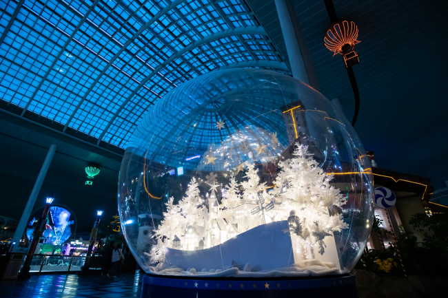 위니비니 광장의 윈터빌리지에 설치된 지름 4m 스노볼.