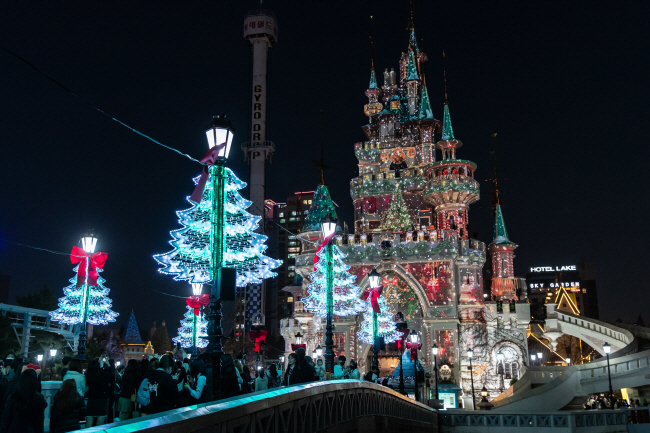 크리스마스 3D 매핑 영상으로 물든 매직캐슬.