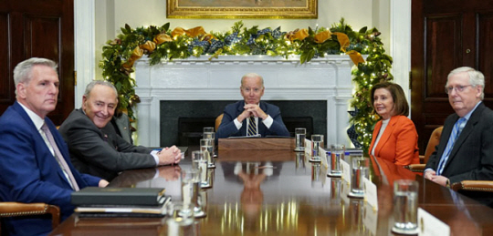 지난 29일(현지시간) 조 바이든(가운데) 미국 대통령이 워싱턴 백악관에서 케빈 매카시(왼쪽) 공화당 하원 원내대표, 민주당 소속 낸시 펠로시(오른쪽 두 번째) 하원의장 등 의회 지도부를 만나 철도 노조 파업을 막기 위한 법안 처리 등에 대해 이야기하고 있다. 로이터·연합뉴스