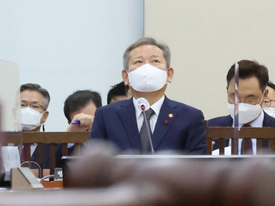 이상민 행정안전부 장관이 1일 오전 국회에서 열린 행정안전위원회 전체회의에 참석해 잠시 생각에 잠겨있다. 연합뉴스